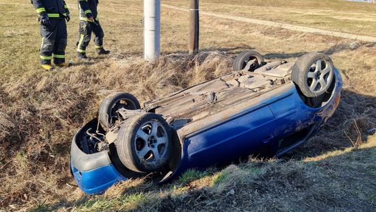 Samochód dachował przy moście w Cisku. Kierowca trafił do szpitala