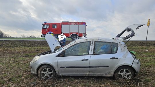 Samochód osobowy dachował na polu. Zdarzenie na DK 45