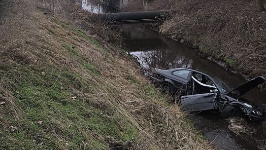 Samochód osobowy wpadł do rowu z wodą. Zdarzenie z udziałem pojazdu ciężarowego na ul. Mostowej
