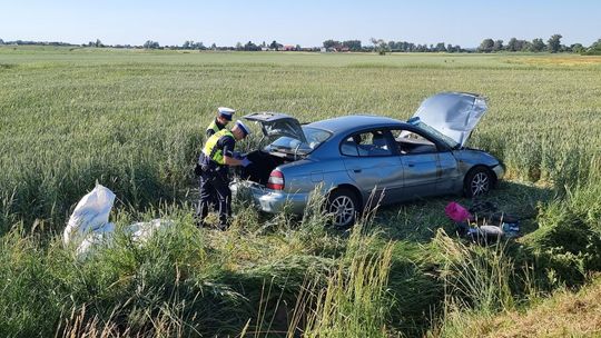 Samochód pełen tytoniu dachował w polu. Kierowca i pasażer byli pijani
