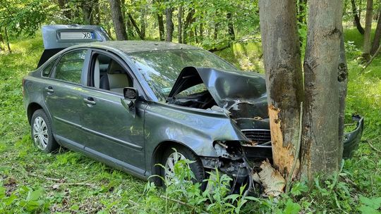 Samochód rozbił się na drzewie. Kierowca wydmuchał ponad 2 promile