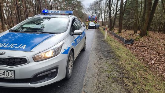 Samochód uderzył w drzewo i zakończył jazdę na boku