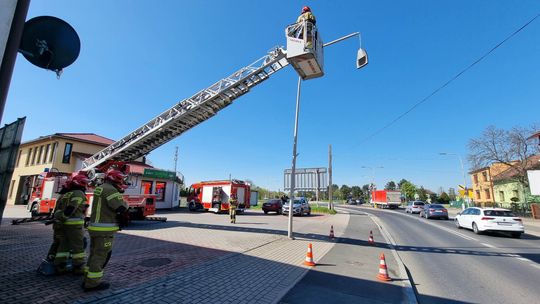 Samochód uderzył w latarnię. Urwany klosz zwisał nad jezdnią