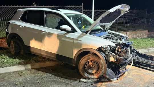 Samochód uderzył w ogrodzenie cmentarza w Sławięcicach Samochód uderzył w ogrodzenie cmentarza w Sławięcicach