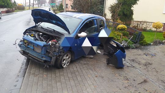 Samochód uderzył w ogrodzenie. Kierowca trafił do szpitala