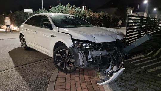 Samochód wbił się w ogrodzenie. Kierowca był pijany