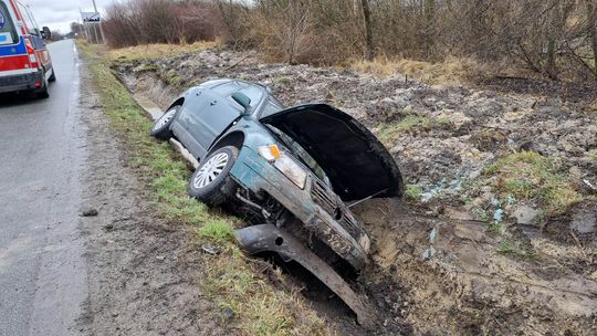 Samochód wjechał do rowu. Kobieta trafiła do szpitala