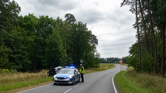 Samochód wjechał do rowu w Lenartowicach. Za kierownicą siedziała 75-latka