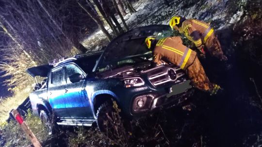 Samochód z przyczepką wypadł z drogi na DK40 w Pokrzywnicy. Jedna osoba poszkodowana