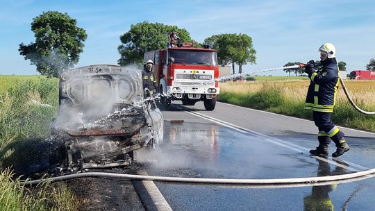 Samochód zapalił się w czasie jazdy. Spłonął doszczętnie. ZDJĘCIA