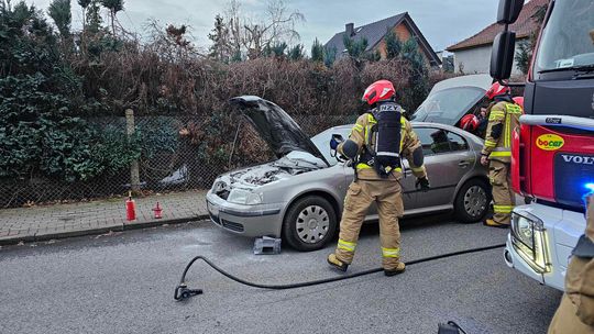 Samochód zapalił się w trakcie jazdy. Na pomoc ruszył kurier