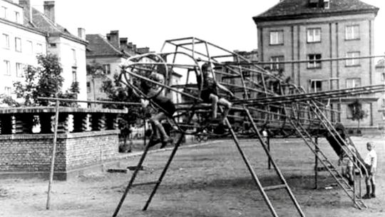 Samolot w centrum Kędzierzyna. Dzieciaki go uwielbiały