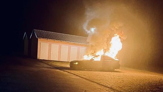 Sąsiedzki konflikt zakończył się podpaleniem samochodu. 69-latek oraz 54-latka zostali zatrzymani
