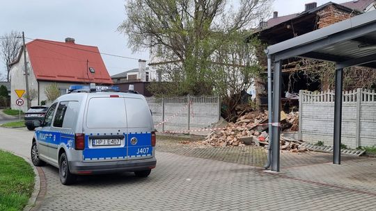 Ściana pustostanu zawaliła się na zaparkowane samochody