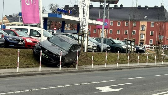 Senior chciał zaparkować, ale pomylił gaz z hamulcem