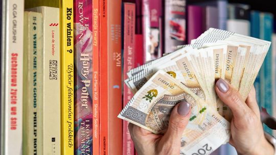 Seniorka z Kędzierzyna-Koźla chciała sprzedać książkę. Straciła ponad 5 tysięcy złotych Seniorka z Kędzierzyna-Koźla chciała sprzedać książkę. Straciła ponad 5 tysięcy złotych