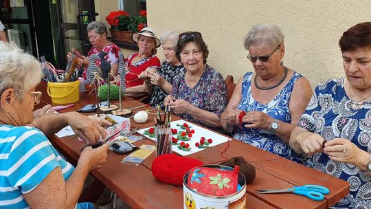 Seniorki-artystki z „Naszego Domu” wzięły się za rękodzieło. ZDJĘCIA