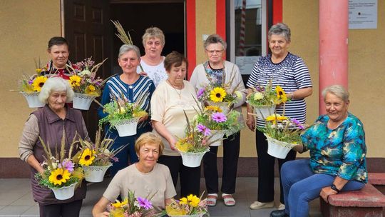 Seniorki z Długomiłowic stworzyły piękne kompozycje kwiatowe. ZDJĘCIA