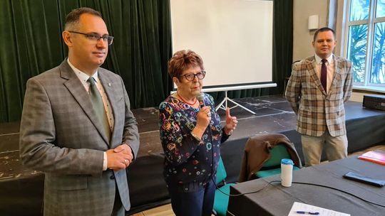 Seniorze nie daj się oszukać. Jak odróżnić oszusta od pracownika banku