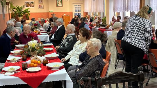 Seniorzy jak jedna wielka rodzina. Przedświąteczna integracja. ZDJĘCIA Seniorzy jak jedna wielka rodzina. Przedświąteczna integracja. ZDJĘCIA