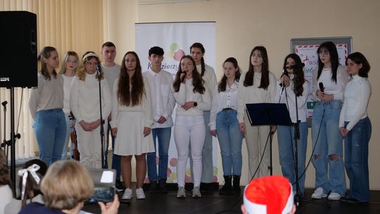 Seniorzy kolędowali wspólnie z chórem I LO w bibliotece. ZDJĘCIA