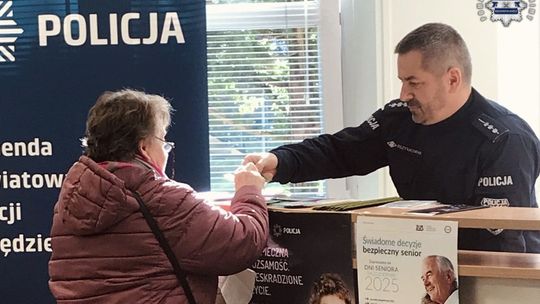 Seniorzy na celowniku oszustów – policja radzi, jak się bronić