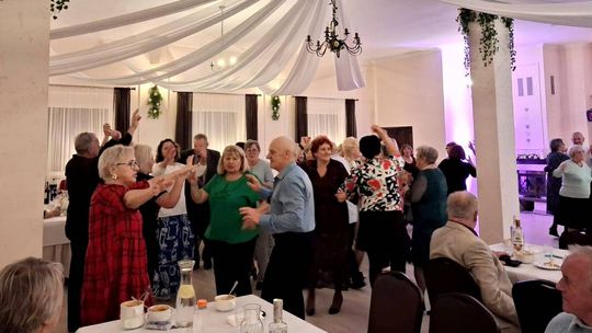 Seniorzy pokazali jak się bawić na andrzejkach. ZDJĘCIA Seniorzy pokazali jak się bawić na andrzejkach. ZDJĘCIA