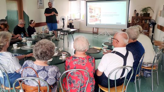 Seniorzy poznali zasady świadomego wyboru żywności. ZDJĘCIA