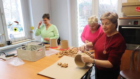 Seniorzy w świecie rękodzieła i witrażu. ZDJĘCIA