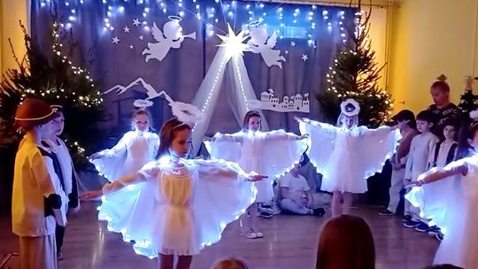 Seniorzy z DDP „Magnolia” na jasełkach u przedszkolaków. VIDEO
