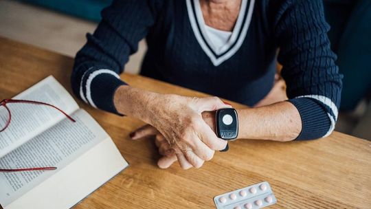 Seniorzy z Kędzierzyna-Koźla mogą skorzystać z opasek bezpieczeństwa