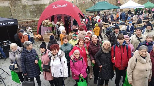 Seniorzy z Kędzierzyna-Koźla na świątecznym jarmarku w Kłodzku. ZDJĘCIA Seniorzy z Kędzierzyna-Koźla na świątecznym jarmarku w Kłodzku. ZDJĘCIA