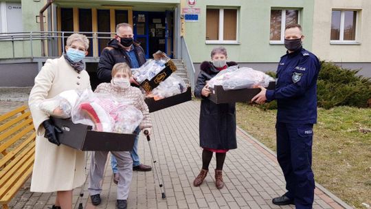 Seniorzy z Kędzierzyna-Koźla przekazali pluszowe maskotki dla poszkodowanych dzieci