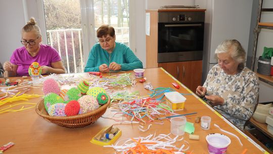 Seniorzy z Kędzierzyna-Koźla się nie nudzą. Świąteczne ozdóbki już gotowe. ZDJĘCIA