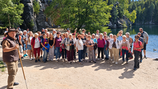 Seniorzy z Kędzierzyna-Koźla zwiedzili malownicze Skalne Miasto. Zobaczcie zdjęcia