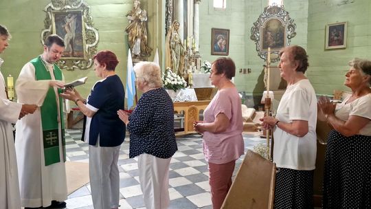 Kędzierzyńscy seniorzy z wizytą w zabytkowym kościele w Bryksach. ZDJĘCIA