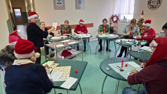 Seniorzy z kędzierzyńsko-kozielskich DDP w wirze przedświątecznych przygotowań. ZDJĘCIA Seniorzy z kędzierzyńsko-kozielskich DDP w wirze przedświątecznych przygotowań. ZDJĘCIA