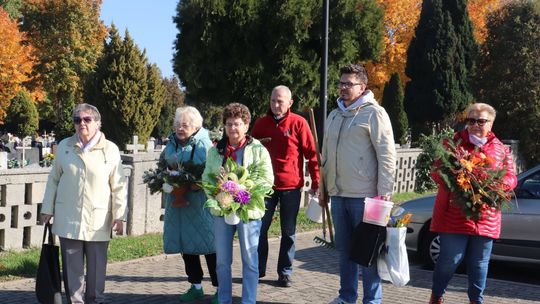 Seniorzy z „Magnolii” pamiętają o tych, o których inni zapomnieli. ZDJĘCIA