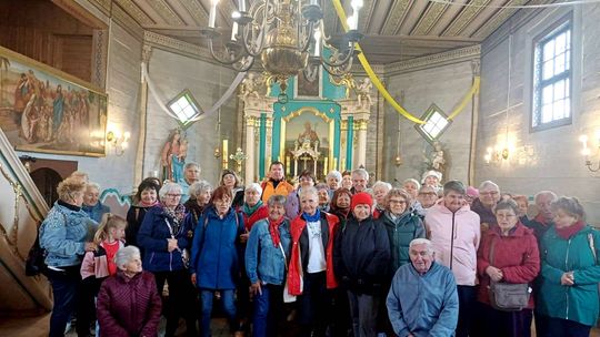 Seniorzy z „Magnolii” podążyli „Szlakiem drewnianych kościołów”. ZDJĘCIA