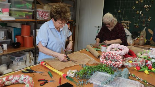Seniorzy z „Magnolii” twórczo przygotowują się do Świąt Wielkanocnych. ZDJĘCIA