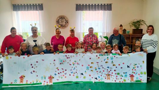 Seniorzy z „Naszego Domu” i maluchy z PP nr 6 wspólnie odkrywają piękno przyrody. ZDJĘCIA