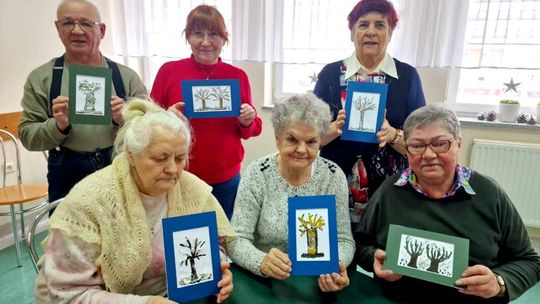 Seniorzy z „Naszego Domu” tworzą zimowe krajobrazy. ZDJĘCIA Seniorzy z „Naszego Domu” tworzą zimowe krajobrazy. ZDJĘCIA