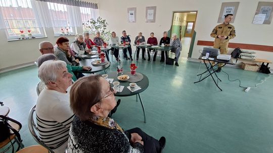 Seniorzy z „Naszego Domu” zadbali o bezpieczeństwo. Spotkali się ze strażakami. ZDJĘCIA