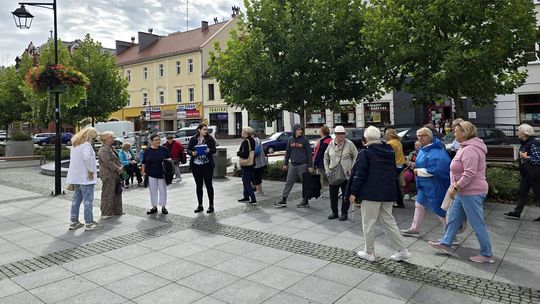 Seniorzy zwiedzili najważniejsze zabytki Koźla. ZDJĘCIA