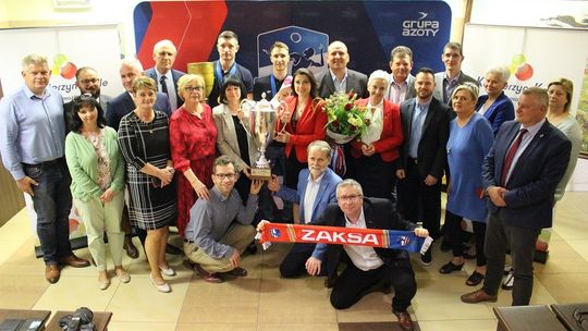 Siatkarze ZAKSY oraz skarbniczka urzędu miasta wyróżnieni podczas sesji