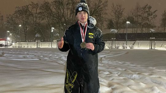 Siedemnastoletni Rafał Barton zdobył medale MP w zimowym pływaniu