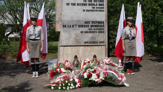 Składali kwiaty pod pomnikiem ofiar II Wojny Światowej