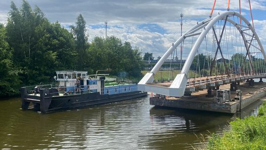 Skomplikowana operacja montażu kładki nad Kanałem Gliwickim. ZDJĘCIA