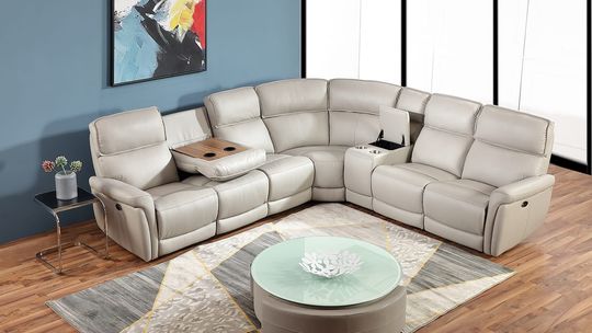 Skóra w nowoczesnym wnętrzu - jak ją wkomponować, by nie przytłoczyć salonu?