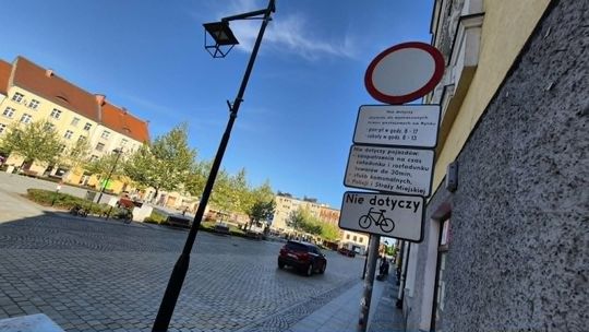 Skrócenie drogi przez kozielski Rynek może słono kosztować. Straż miejska sprawdza monitoring
